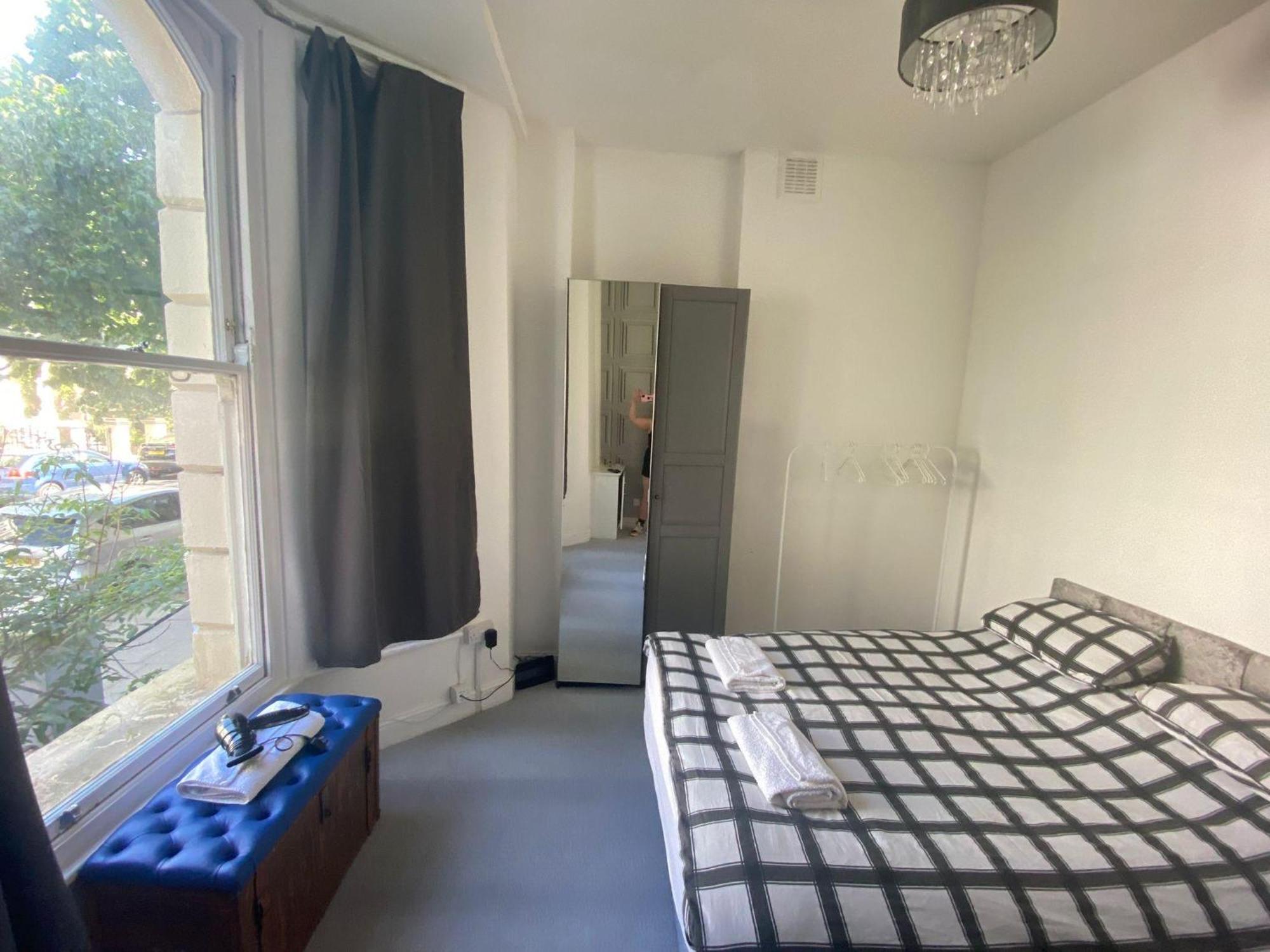 Bustling Western Apartment London Exterior photo
