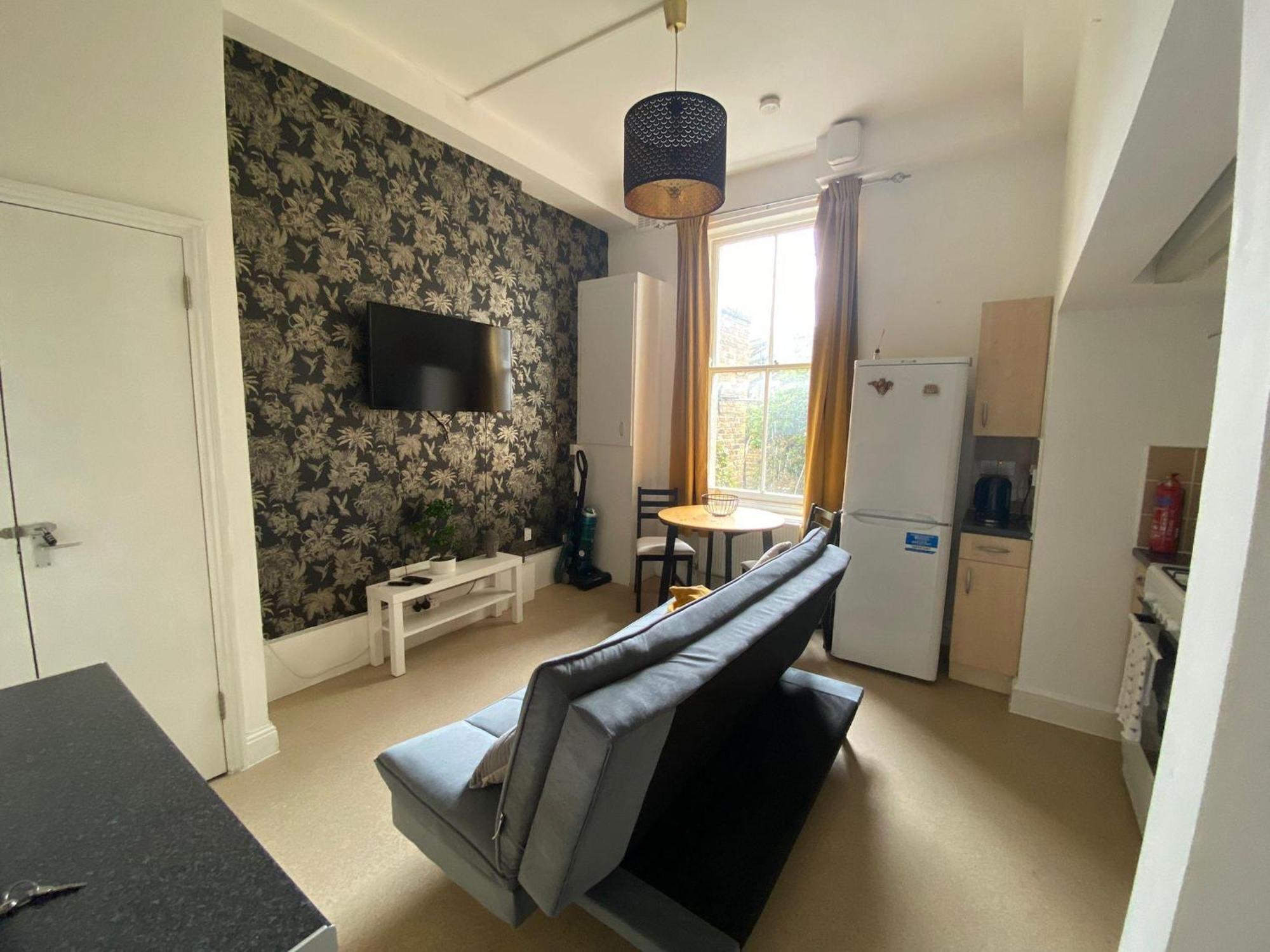 Bustling Western Apartment London Exterior photo